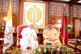 Image du Maroc Professionnelle de  Sa Majesté le Roi Mohammed VI a eu un entretiens en tête-à-tête avec Sa Sainteté le Pape François au palais royal à Rabat, Samedi 30 Mars 2019. Le Pape François est arrivée au Maroc pour une visite officielle de deux jours. (Photo/ SPPR) via Jalilbounhar.com 